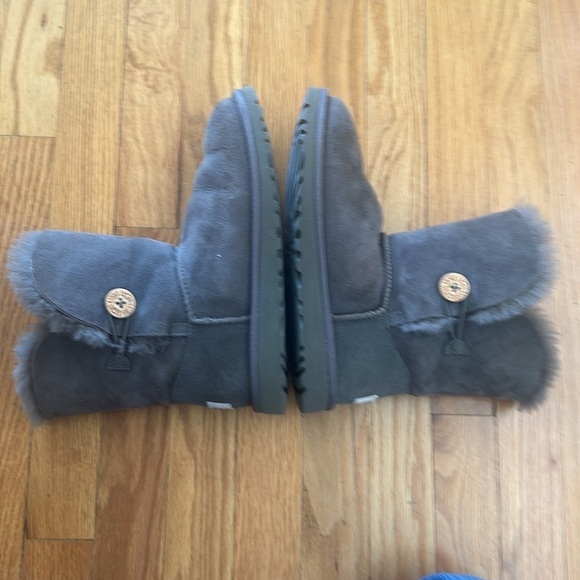 Ugg 6 grey Bailey boot with side button shearling interior, great pre owned cond - Picture 6 of 8